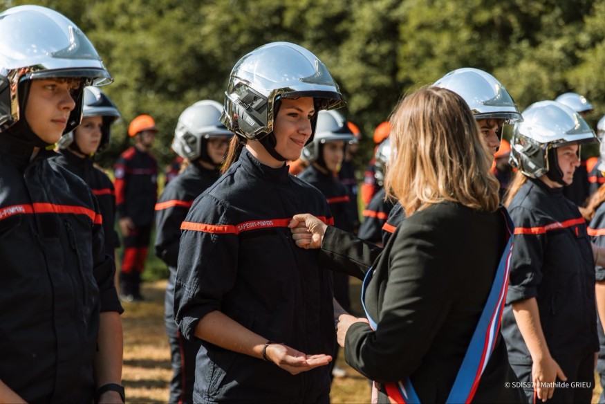 Des casques pour marquer une nouvelle étape dans le parcours des jeunes sapeurs-pompiers